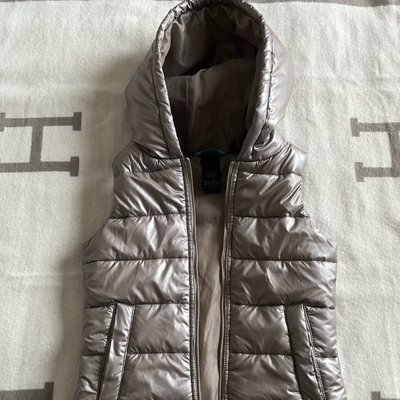 Zella Puffer Vest 7/8 In Excellent Condition As New Worn 2x - Picture 2 of 8